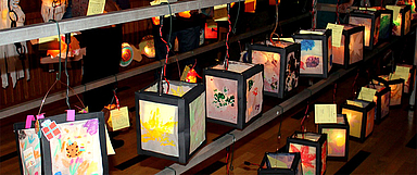 Auch, wenn in den Kitas oder zu Hause die Laternen gebastelt wurden: Auf die traditionellen Martinsumzüge mit vielen Kindern und Familien muss wegen Corona in diesem Jahr verzichtet werden. (Foto: Pixabay/Frankieboy)