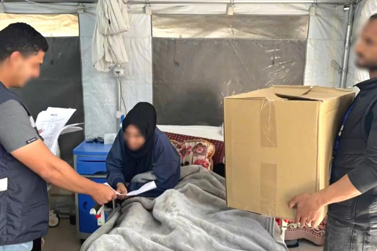 Bilderstrecke mit Eindrücken vom Hilfstransport und glücklichen Müttern mit ihren Babies und unterstützenden Hebammen