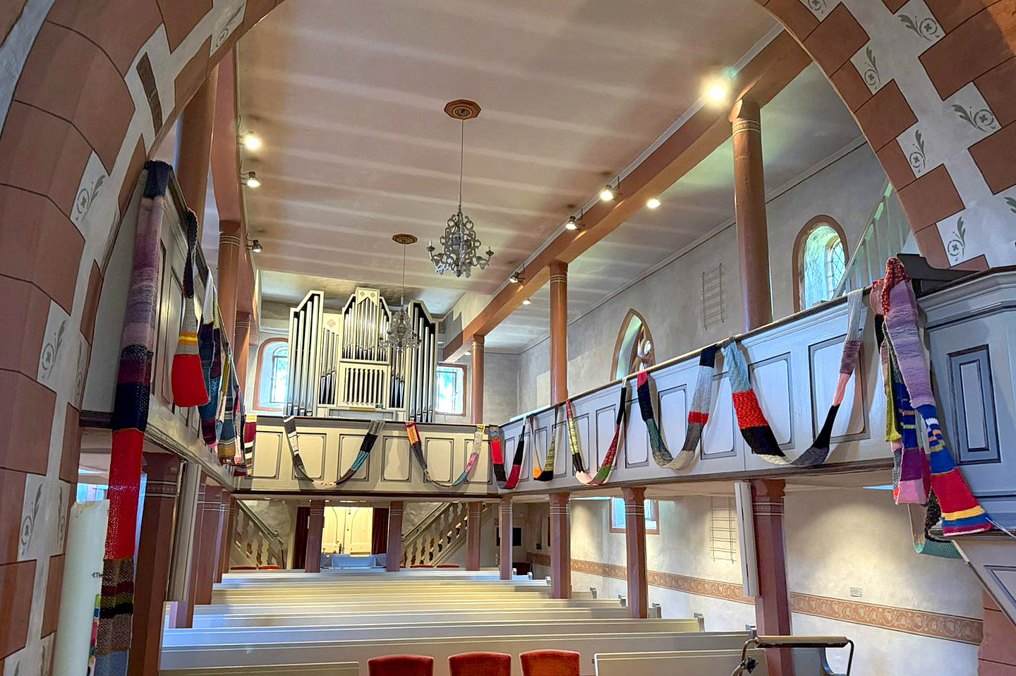 Unser Foto zeigt das Friedensband in der Kirche in Fronhausen.