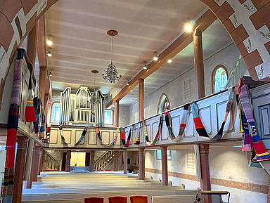 Unser Foto zeigt das Friedensband in der Kirche in Fronhausen.