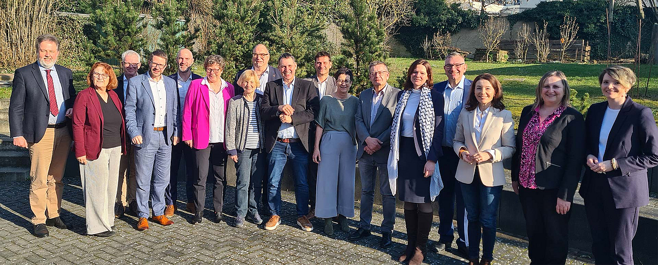 Die Bischöfin (6.v.l.) mit Pfarrerinnen und Pfarrern des Kirchenkreises