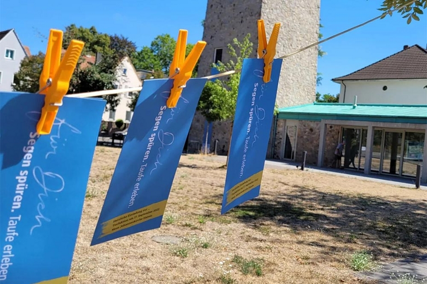An vielen Orten in Hanau waren die blauen Einladungskärtchen zur Aktion zu finden. Außerdem wurde Im Radio, Internet und den Sozialen Medien dafür geworben.