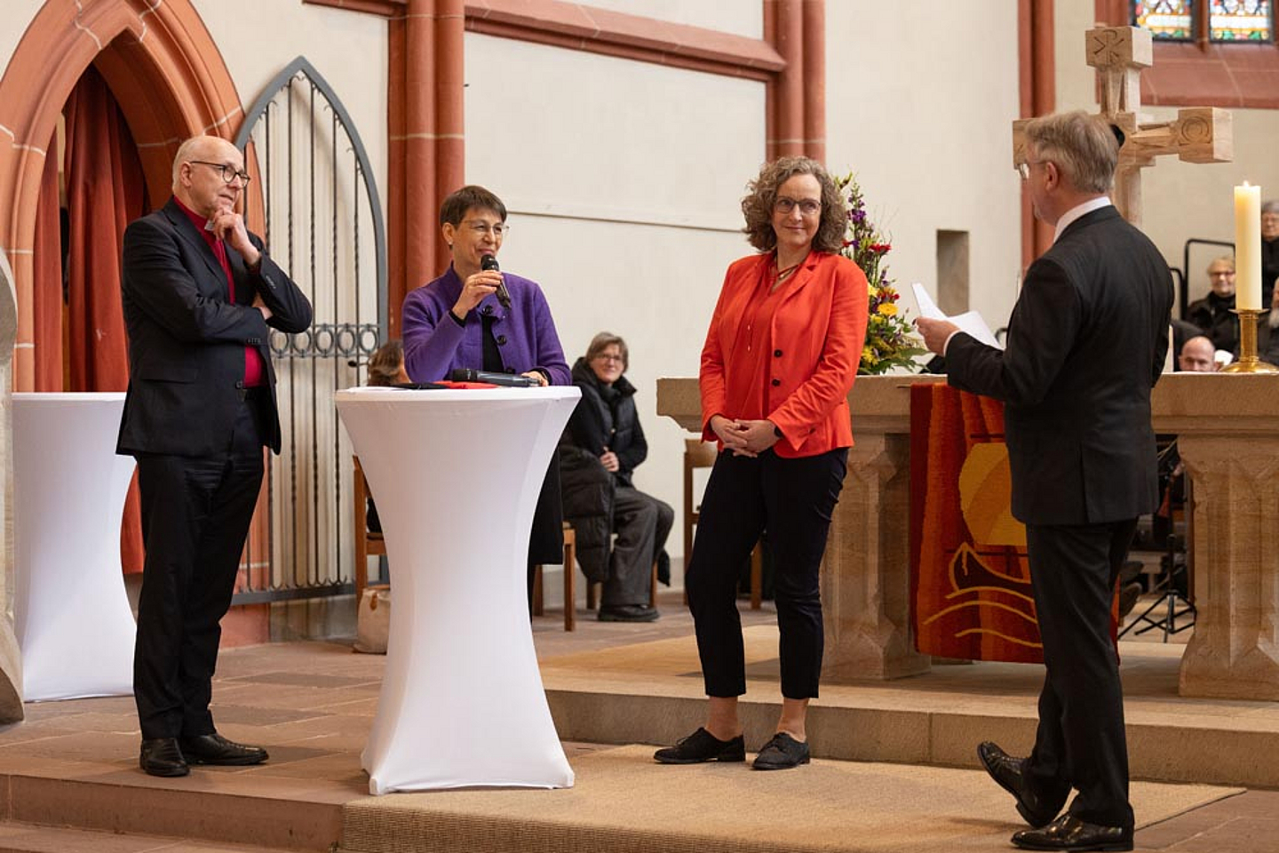 Zweite Gesprächsrunde während des Festakts Zweite Gesprächsrunde mit (v.l.) dem Bischof der Selbständigen Evangelisch-Lutherischen Kirche (SELK), Hans-Jörg Voigt D.D., Sabine Bertram-Schäfer, Pröpstin der EKHN für die Propstei Nord-Nassau und die Vizepräsidentin der Philipps-Universität Marburg, Prof. Dr. Evelyn Korn. Sie wurden von Moderator Propst Dr. Volker Mantey interviewt.
