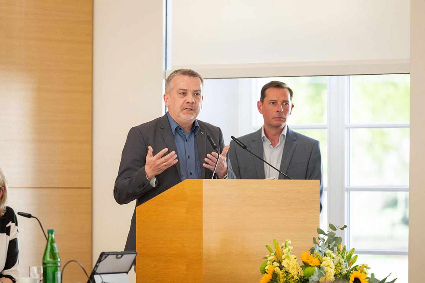 Berichteten zum Gebäudestrategieprozess 2026+ – Anpassung der Beschlüsse: Dekan Jens Heller (l.) Baudezernent KROR Timo Koch (r.)