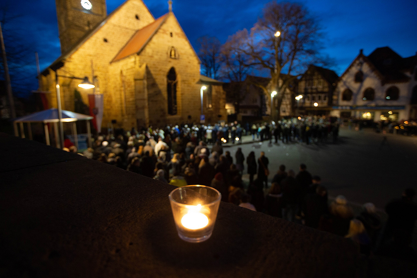 Unser Foto zeigt zahlreiche Menschen, die sich einen Tag nach dem Ereignis am 25.2. 2020 vor der katholischen Pfarrkirche St. Marien in Volkmarsen versammelten.
