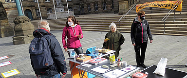Aktivisten des Bündnisses bei der Postkarten-Aktion vor dem Kasseler Rathaus. (Foto: EPN Hessen/Zollet) 