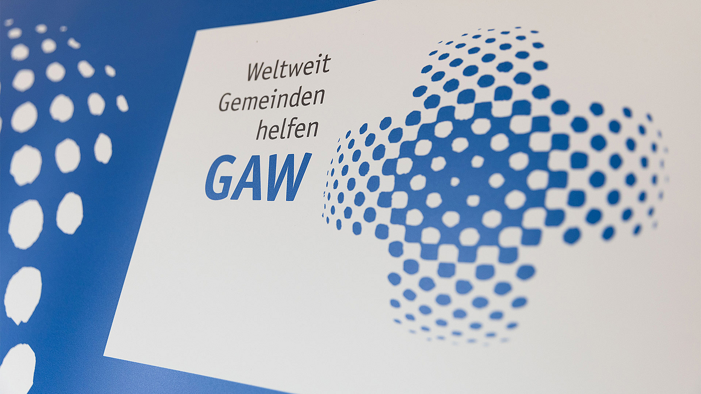 Logo des Gustav-Adolf-Werkes mit dem Motto "Weltweit Gemeinden helfen"