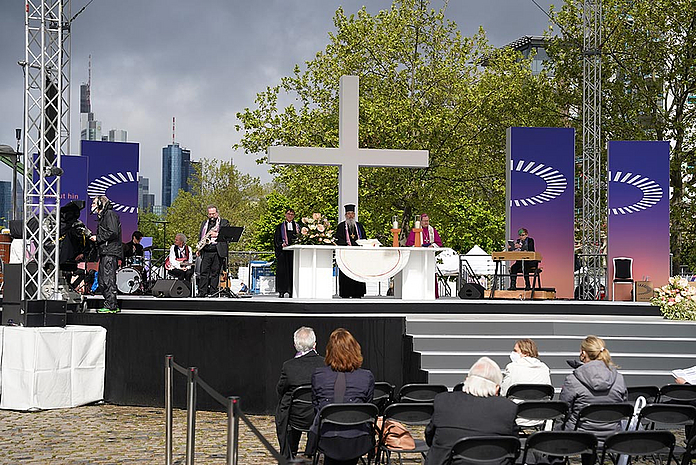 «Schaut hin – blickt durch – geht los» - Abschluss-Gottesdienst zum 3. Ökumenischen Kirchentag von der Weseler Werft in Frankfurt am Main. (Foto: ÖKT/Philip Wilson)