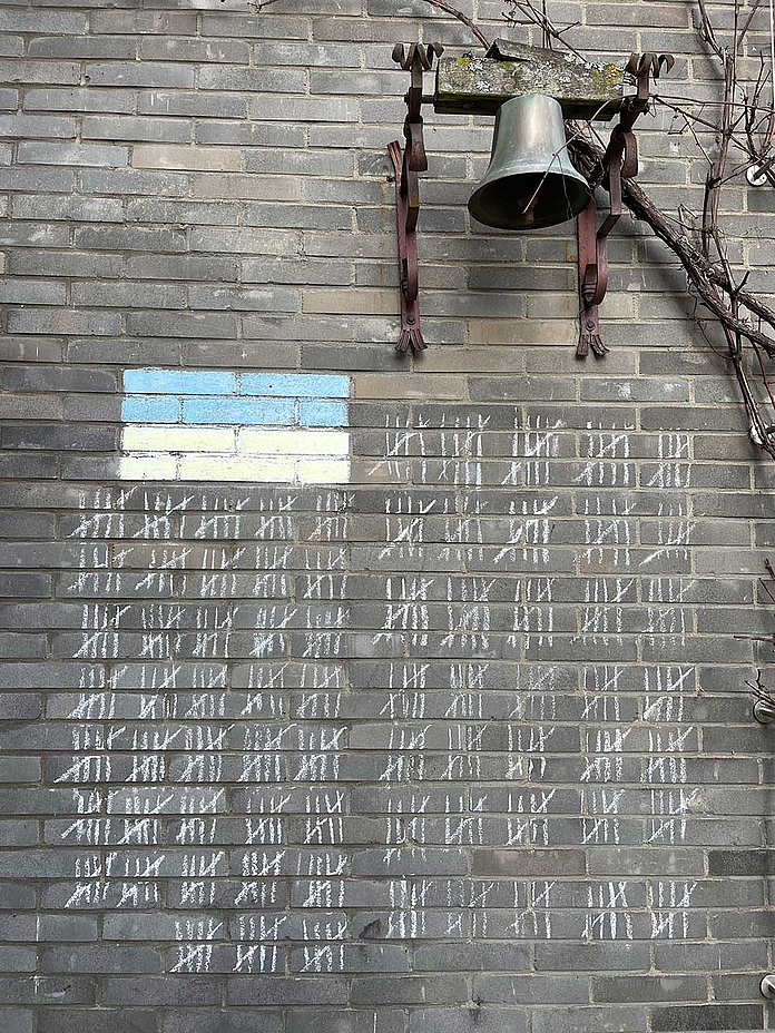 Ein Strich für jeden Kriegstag in der Ukraine an der Wand des Zentrums Oekumene der Evangelischen Kirche in Hessen-Nassau und der Evangelischen Kirche von Kurhessen-Waldeck (Foto: Sabine Müller-Langsdorf)