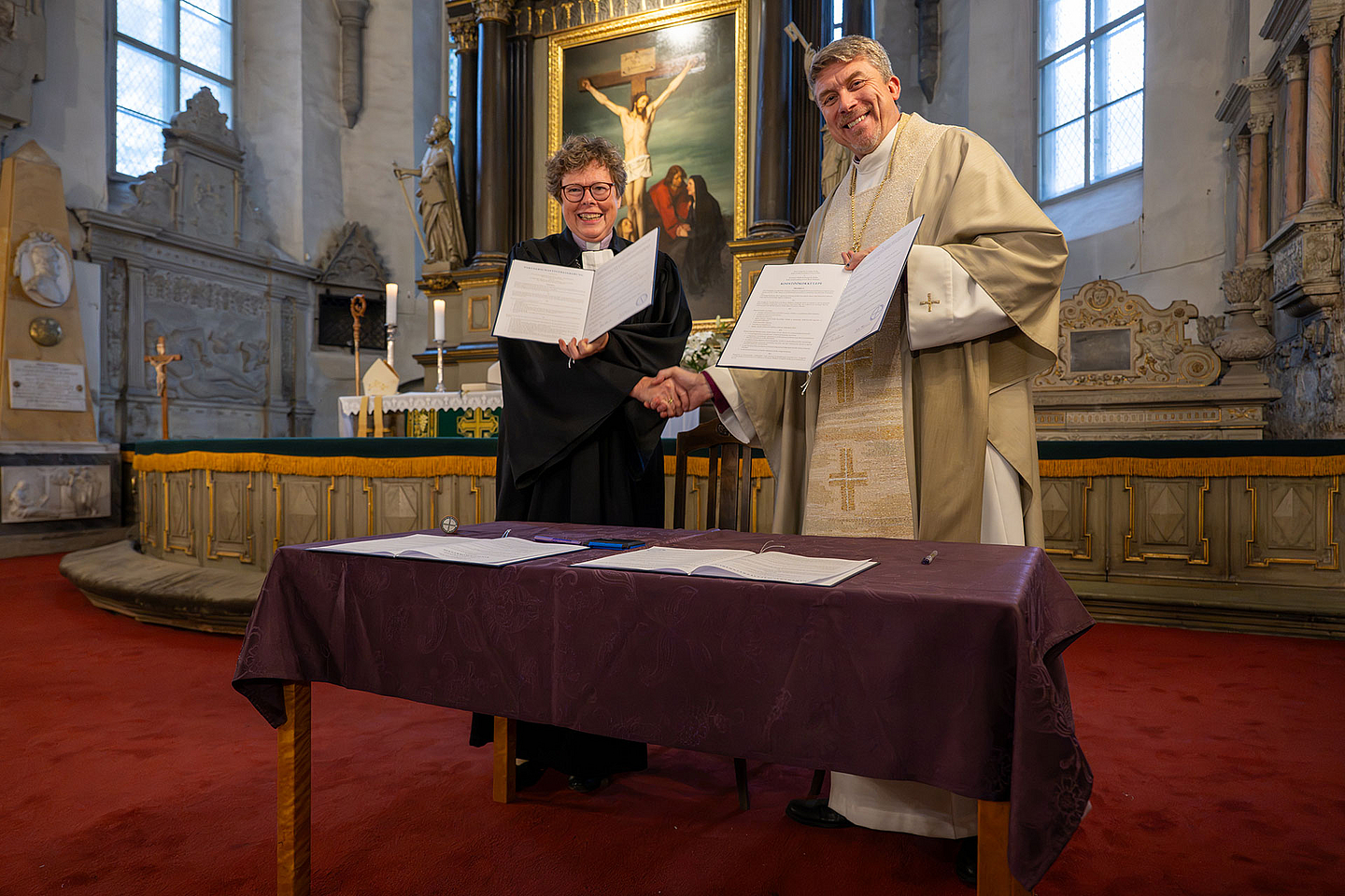 Bischöfin Dr. Beate Hofmann und Erzbischof Urmas Viilma mit der unterzeichneten Partnerschaftsvereinbarung im Tallinner Dom. Bischöfin Dr. Beate Hofmann und Erzbischof Urmas Viilma mit der unterzeichneten Partnerschaftsvereinbarung im Tallinner Dom.
