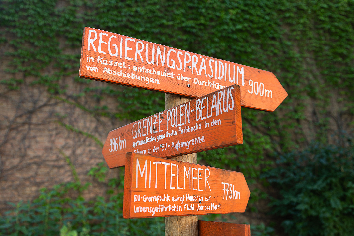 Flucht und Migration: Relevante Orte des Geschehens auf Schildern am Wesertor