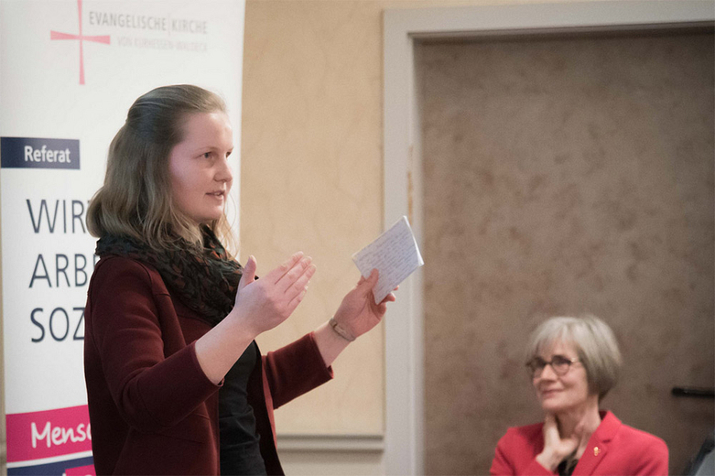 Monika Nack beim Einführungsvortrag. Im Hintergrund Pröpstin Katrin Wienhold-Hocke vom Sprengel Kassel. (Foto: medio.tv/Balzer)