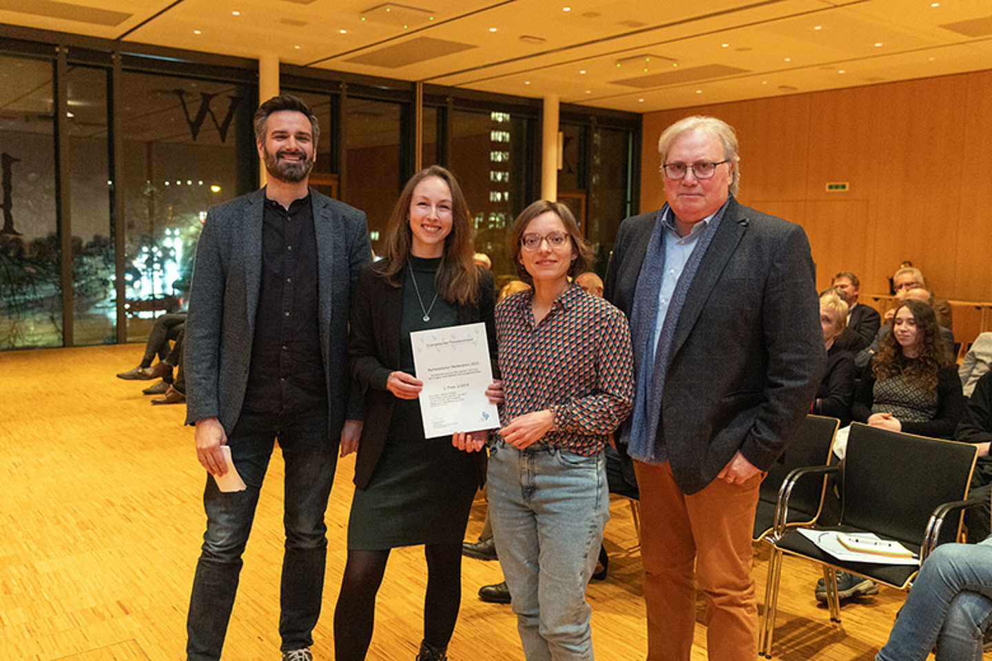 3.Preis: Daria Neu und Valerie Schaub (Mitte, Redakteurinnen in der Stadt- bzw. Landkreisredaktion der HNA), Laudator Till Schwarze-Thurm, ZEIT Online (l.), und Dekan i.R. Jürgen Renner, Vorsitzender des Ev. Presseverbandes der EKKW 