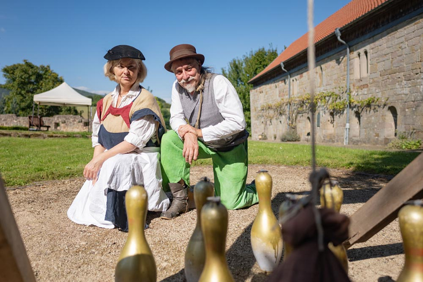 Die Künstlerin Annette Becker und der Schauspieler Lutz Jahr (Weintheater Grebendorf) mit Geschichten, Märchen und einer Kegelaktion zu "7 auf einen Streich" im Klostergarten während des Festes.
