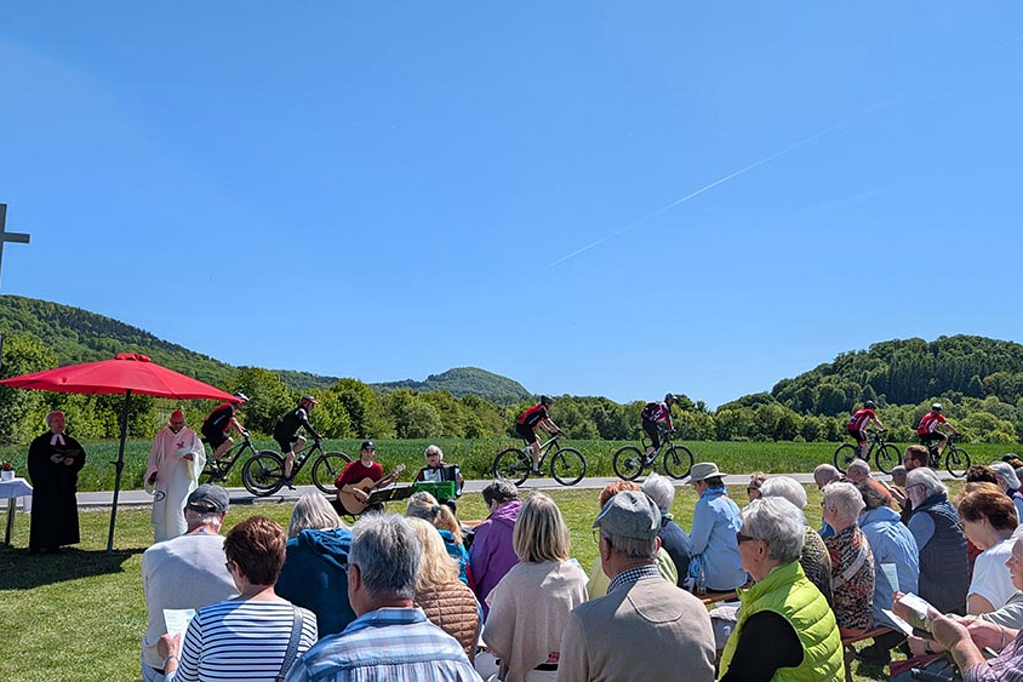 Gottesdienst zum Projektstart bei bestem Fahrradwetter