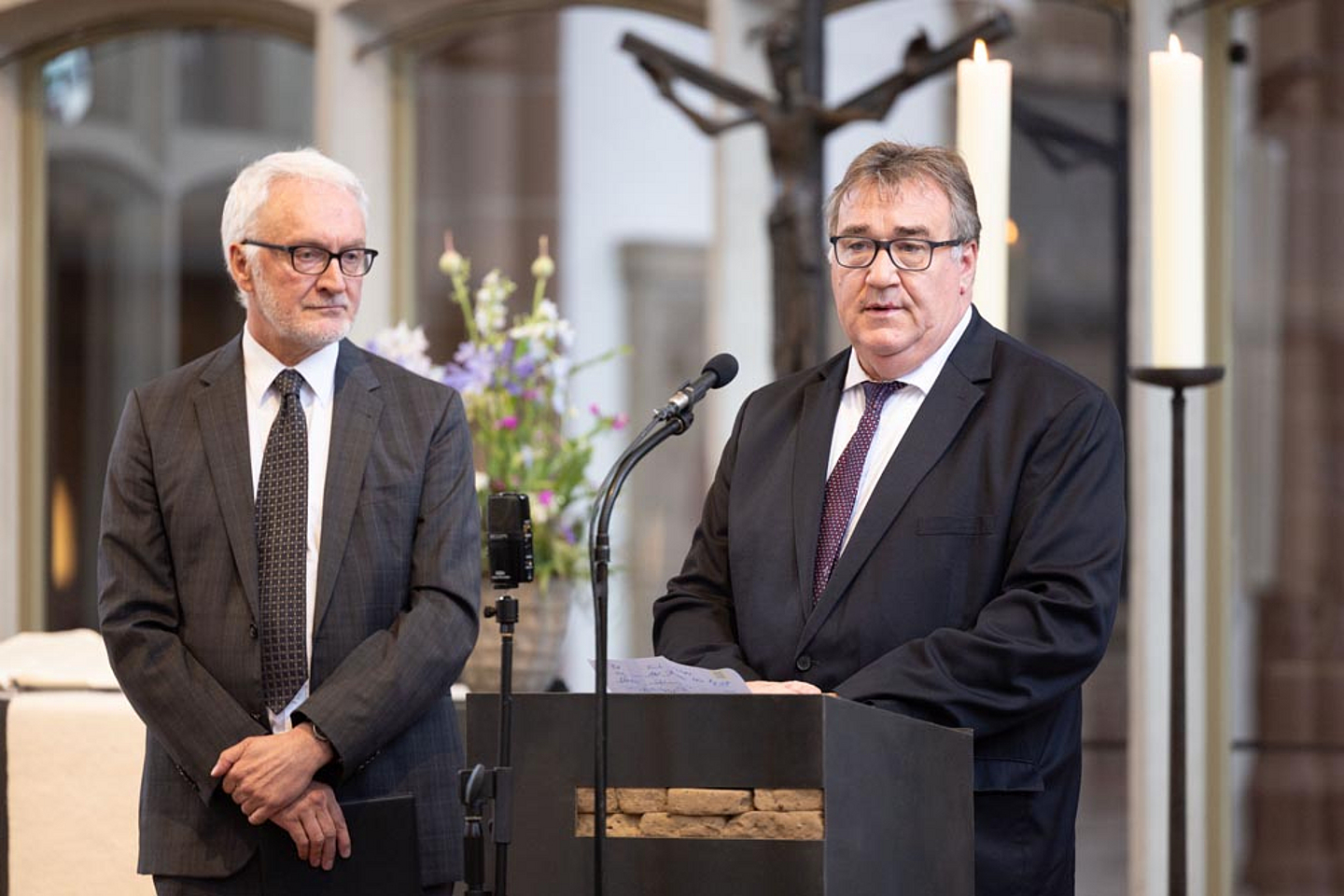 Pfarrer Dr. Willi Temme und Regierungspräsident Mark Weinmeister (r.)