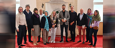 Unser Foto zeigt die Reisegruppe in der Moschee in Srebrenica. Dort berichtete Imam Damir Pestalic von der Situation der bosnischen Muslime nach 1995. Zuvor besuchten die Teilnehmenden eine Ausstellung und das Gräberfeld unweit des Ortes, wo im Juli 1995 mehr als 8.000 Bosnische Muslime während des Bosnienkrieges bei einem Massaker ermordet wurden. (Foto: privat)