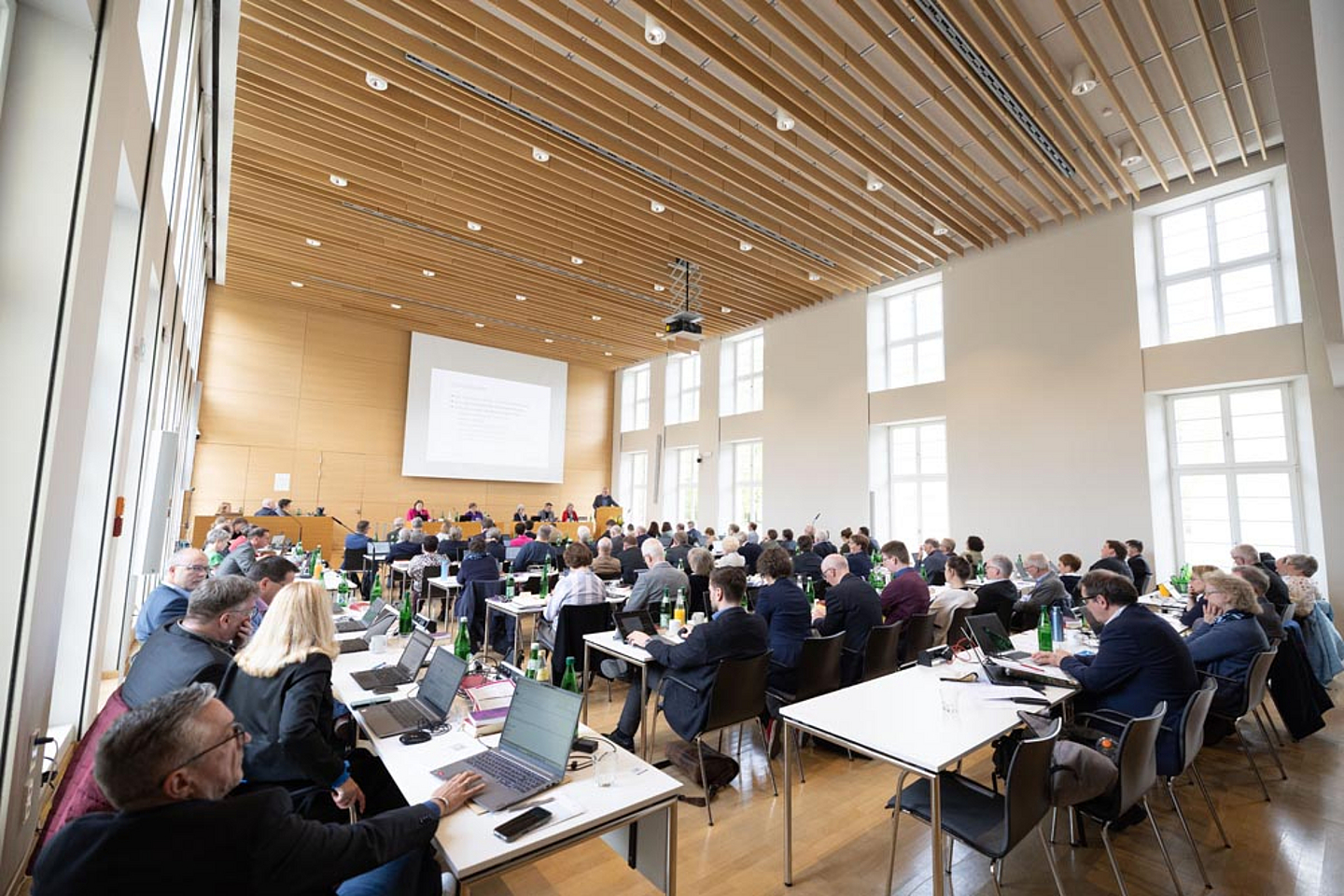 Blick in den Synodalsaal