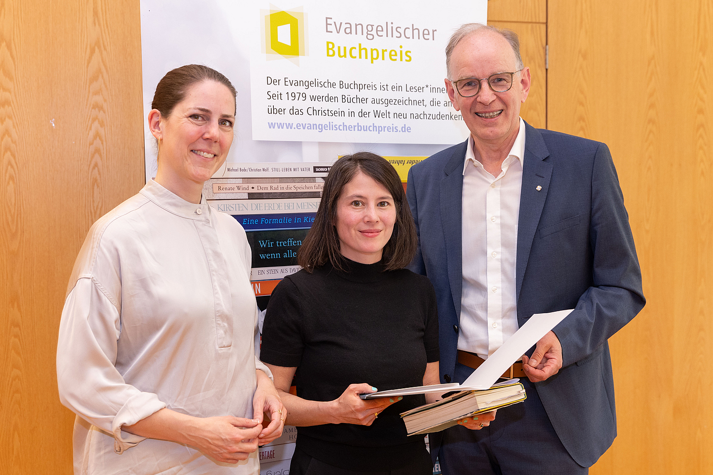 Die Preisträgerin Milena Michiko Flašar (Mitte) mit der Geschäftsführerin des Evangelischen Literaturportals e.V., Wiebke Mandalka (l.) und dem Vorsitzenden des Evangelischen Literaturportals, Landesbischof Ralf Meister (r.) bei der Preisübergabe.