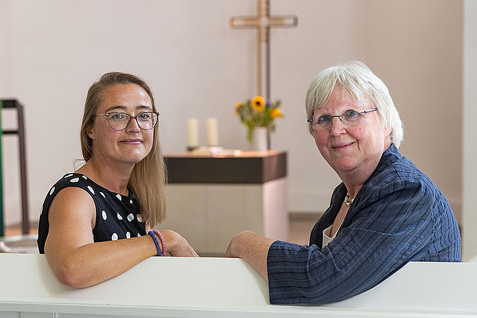 Pfarrerin Susanne Leinweber (l.) ist seit dem 1.9.2023 Nachfolgerin von Pfarrerin Irmhild Heinicke (r.) für die Prädikant*innen-Ausbildung im Studienseminar der EKKW in Hofgeismar Susanne Leinweber mit Irmhild Heinicke (r.), die von 2012 bis Mitte dieses Jahres die Prädikantinnen und Prädikanten in Hofgeismar ausbildete. (Foto: medio.tv/Schauderna)