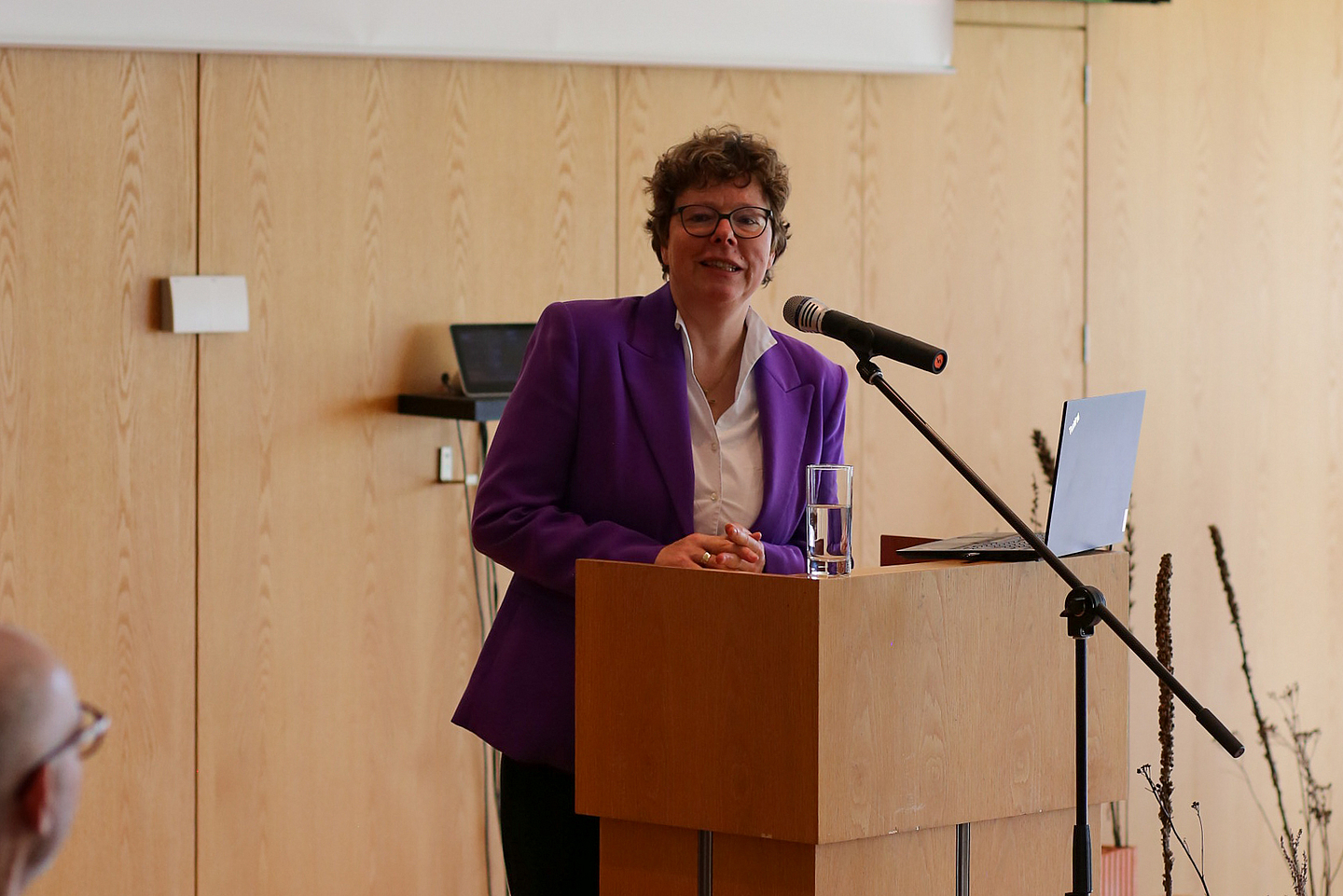 Bischöfin Dr. Beate Hofmann begrüßt dei Gäste im Haus der Kirche.