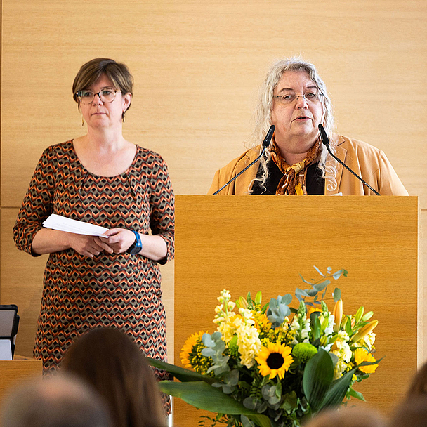 Die Leiterin der Fachstelle der EKKW zum Umgang mit sexualisierter Gewalt, Pfarrerin Sabine Kresse (r.), und Dr. Felicitas Klingler, pädagogische Mitarbeiterin in der Fachstelle, informierten die Synodalen.