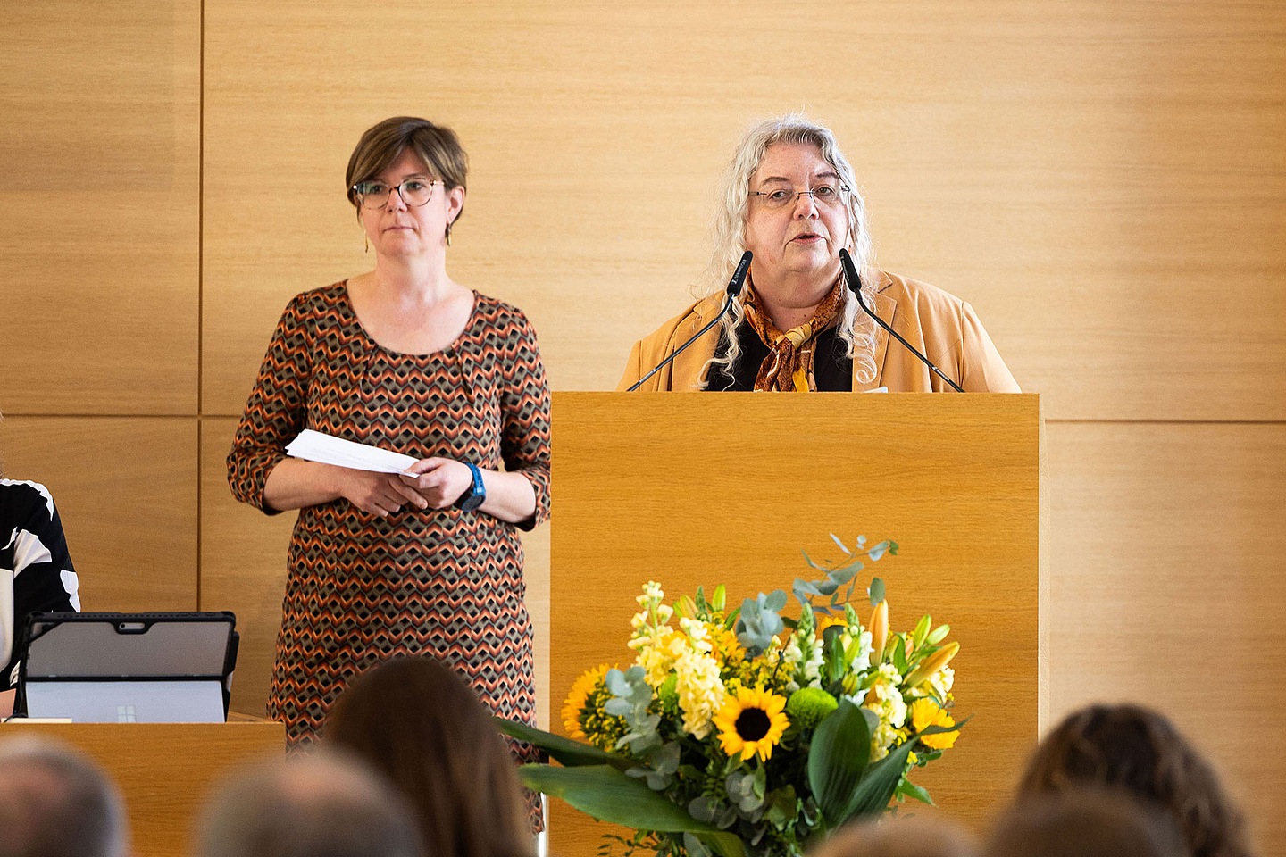 Die Leiterin der Fachstelle der EKKW zum Umgang mit sexualisierter Gewalt, Pfarrerin Sabine Kresse (r.), und Dr. Felicitas Klingler, pädagogische Mitarbeiterin in der Fachstelle, informierten die Synodalen.