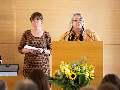 Die Leiterin der Fachstelle der EKKW zum Umgang mit sexualisierter Gewalt, Pfarrerin Sabine Kresse (r.), und Dr. Felicitas Klingler, pädagogische Mitarbeiterin in der Fachstelle, informierten die Synodalen.