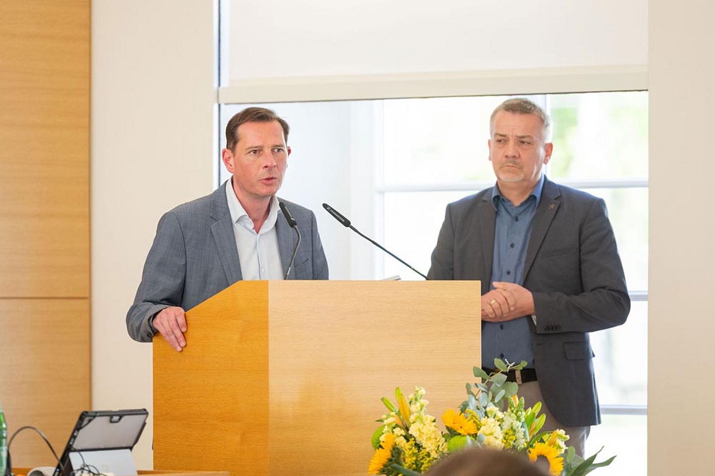 Berichteten zum Gebäudestrategieprozess 2026+ – Anpassung der Beschlüsse: Baudezernent KROR Timo Koch (l.) und Dekan Jens Heller (r.)