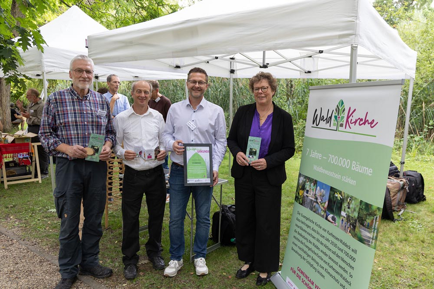 Am kurhessischen Stand im Alten botanischen Garten: Manfred Albus (pensionierter Forstamtsleiter und Vorsitzender des Fördervereins Kirche Frebershausen), Umweltpfarrer Michael Böttcher, René Leipold (Stiftung Kloster Schlüchtern), Bischöfin Dr. Beate Hofmann