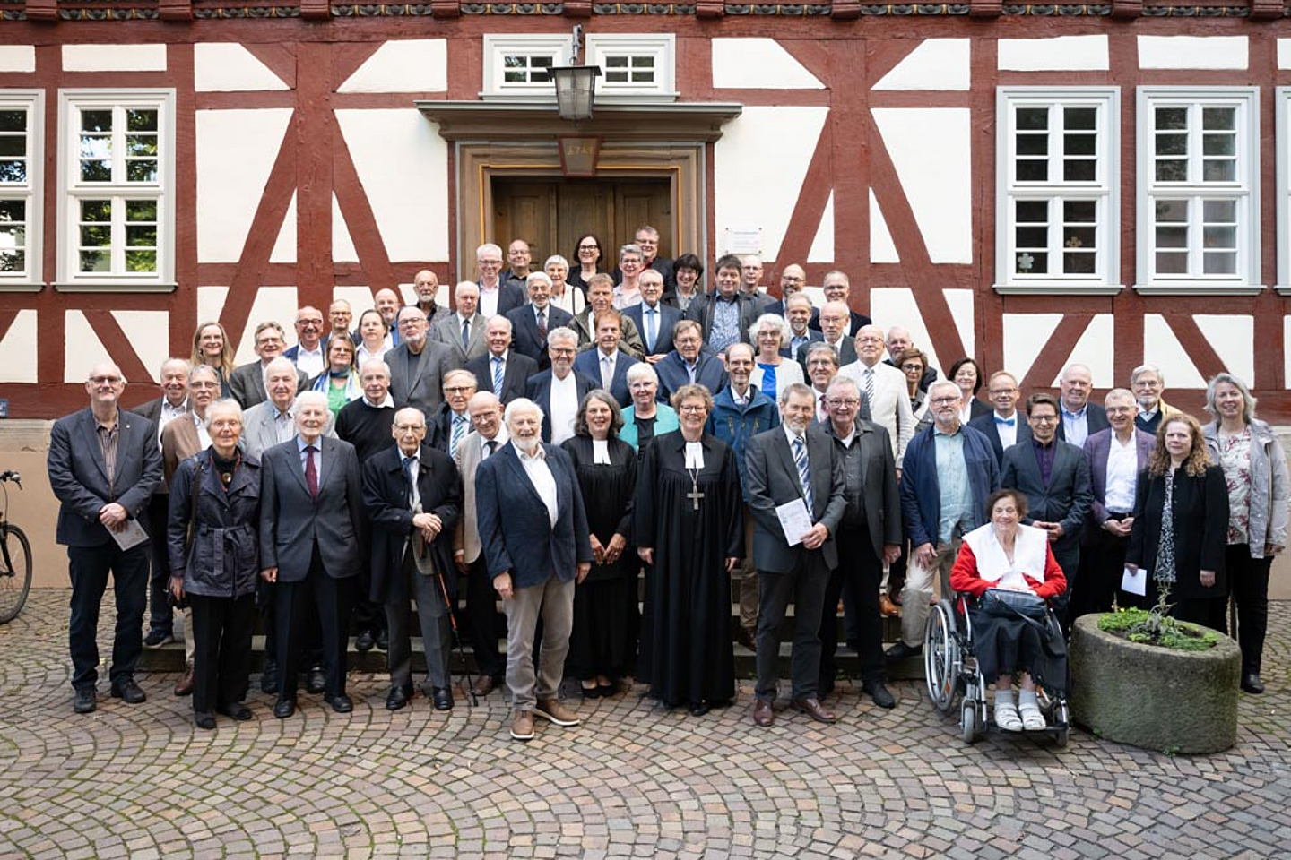 Die Jubilarinnen und Jubilare mit Bischöfin Dr. Beate Hofmann (vorne Mitte) und Pfarrerin Bettina von Haugwitz, Vorsitzende des Pfarrvereins (links neben der Bischöfin) in Bad Hersfeld