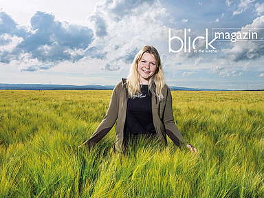 Theresa Schmidt steht in einem Kornfeld