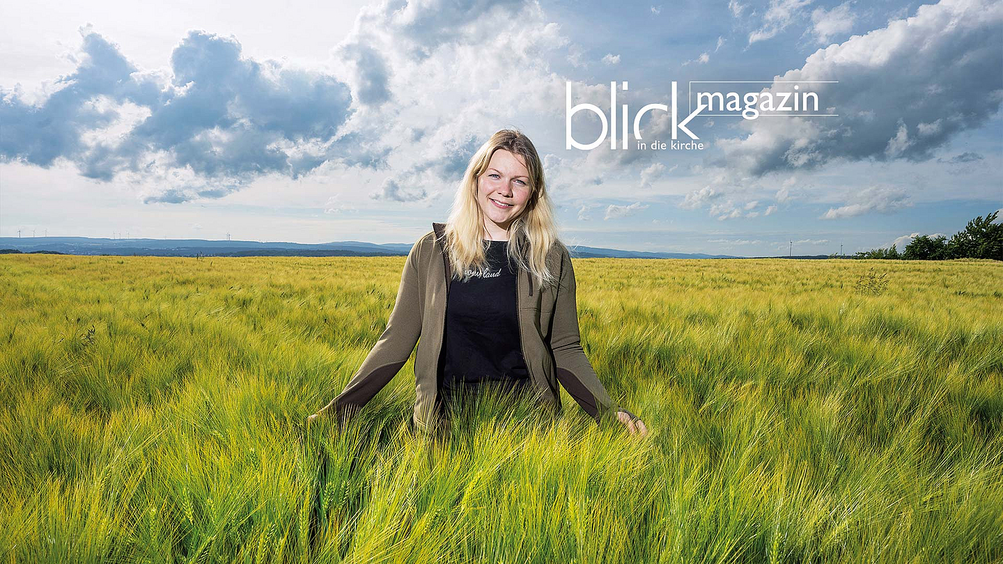 Theresa Schmidt steht in einem Kornfeld