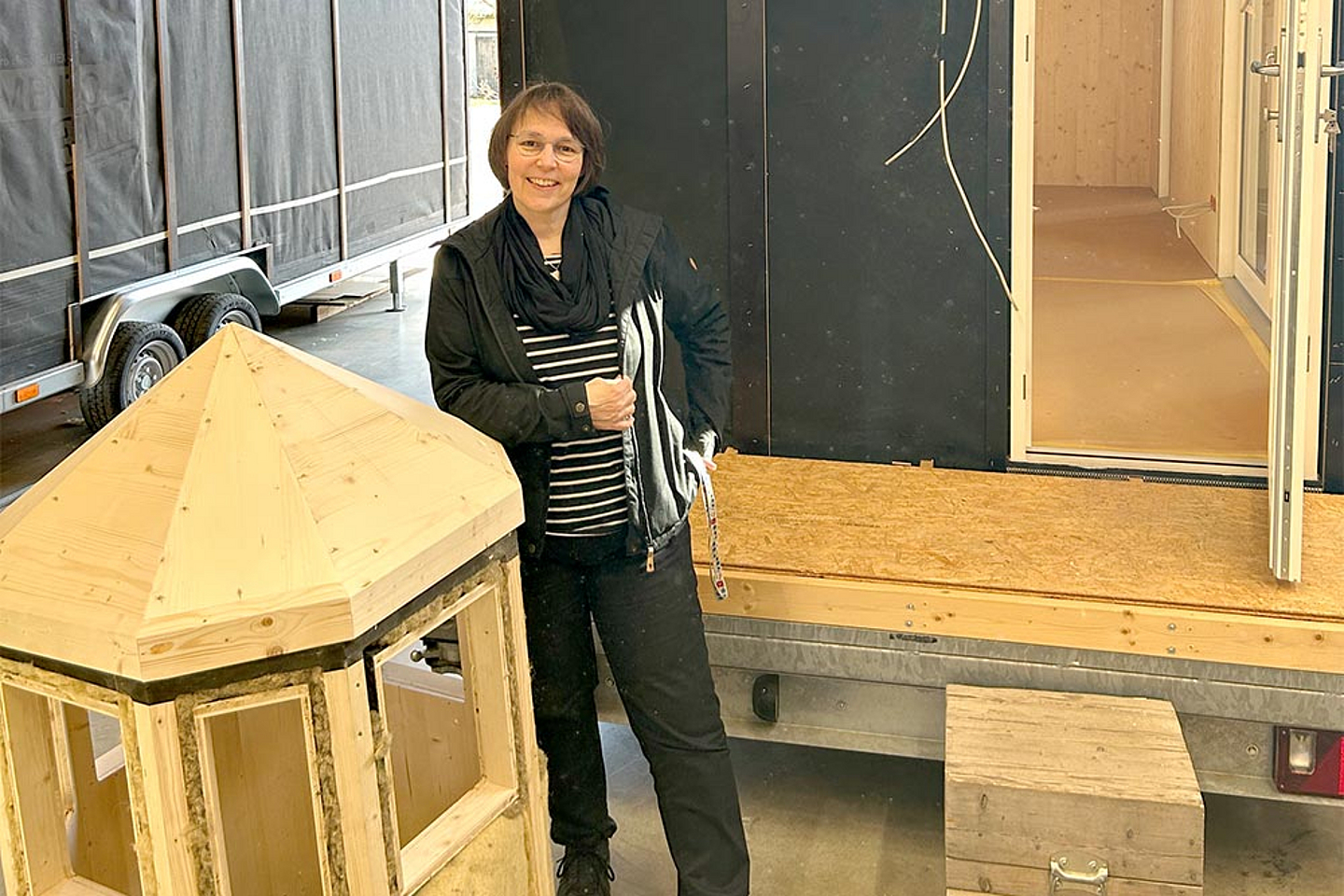 Kerstin Palisaar in der Werkstatt der Tischerlerei Bock