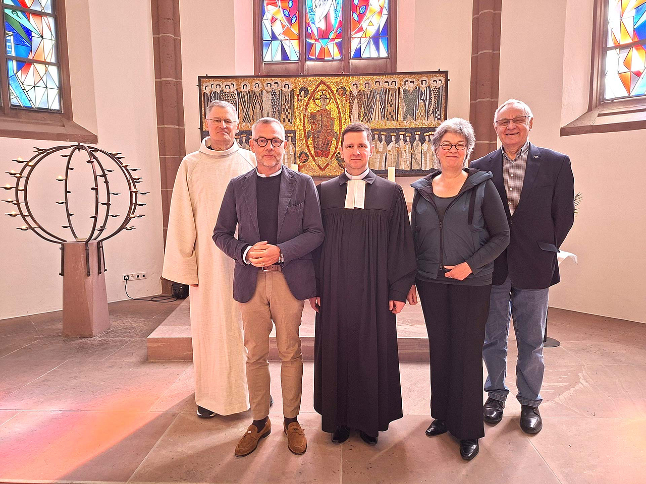 Michael Roth und weitere Beteiligte in der Kasseler Martinskirche v.l.: Stefan Ahr (Kath. Kirche,Kassel), Michael Roth (ehem. Staatsminister, Publizist), Dekan Dr. Michael Glöckner (Ev. Stadtkirchenkreis Kassel), Martina Spohr (Forum Bildung und Gesellschaft), Michael Reis (Kolpingsfamilie)