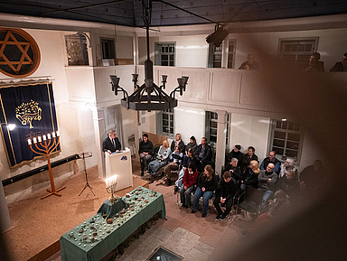 Unser Foto zeigt Propst Mantey während seiner Rede in der Synagoge in Vöhl. 