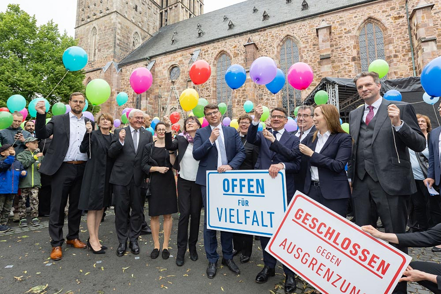 Als Zeichen für Demokratie wurden auf dem Vorplatz der Martinskirche Luftballons steigen gelassen - Demokratiefest im Anschluss an das Gedenken in der Martinskirche