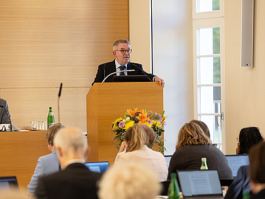 Propst Dr. Volker Mantey brachte die Thesen zur Neuausrichtung im segnenden Handeln ein