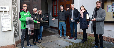 Hereinspaziert in die «Gute Stube» im Philippshaus (v.l.): Sebastian Bleek (katholische Kirche Marburg), Ulrich Biskamp (Pfarrkirche), Marieke Kräling (Citypastoral), Thomas Nüschen (Hausmeister des Philippshauses), Joachim Simon (Universitätskirche), Kerstin Thies (Freiwilligenmanagerin des evangelischen Kirchenkreises Marburg) und Matti Fischer (Elisabethkirche) gehören zum Team, das herzlich in die Wärmestube in Marburg einlädt (Foto: Kirchenkreis Marburg/Nadja Schwarzwäller)