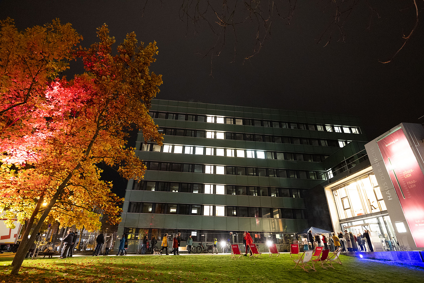 Regelmäßig beteiligt sich die Evangelische Kirche von Kurhessen-Waldeck mit dem Haus der Kirche in Kassel am Lichterfest «Bad Wilhelmshöhe verzaubert». Unser Foto zeigt das beleuchtete Haus im Jahr 2024.