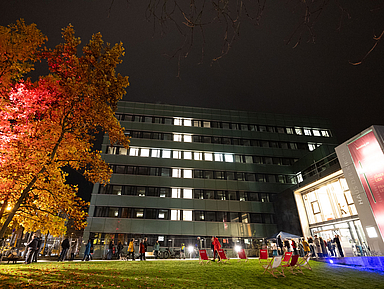 Regelmäßig beteiligt sich die Evangelische Kirche von Kurhessen-Waldeck mit dem Haus der Kirche in Kassel am Lichterfest «Bad Wilhelmshöhe verzaubert». Unser Foto zeigt das beleuchtete Haus im Jahr 2024.