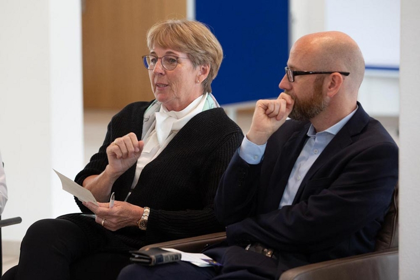 In Arbeitsgruppen wurden anschließend die Themen des Berichts vertieft und Konsequenzen diskutiert. (Foto: medio.tv/Schauderna)