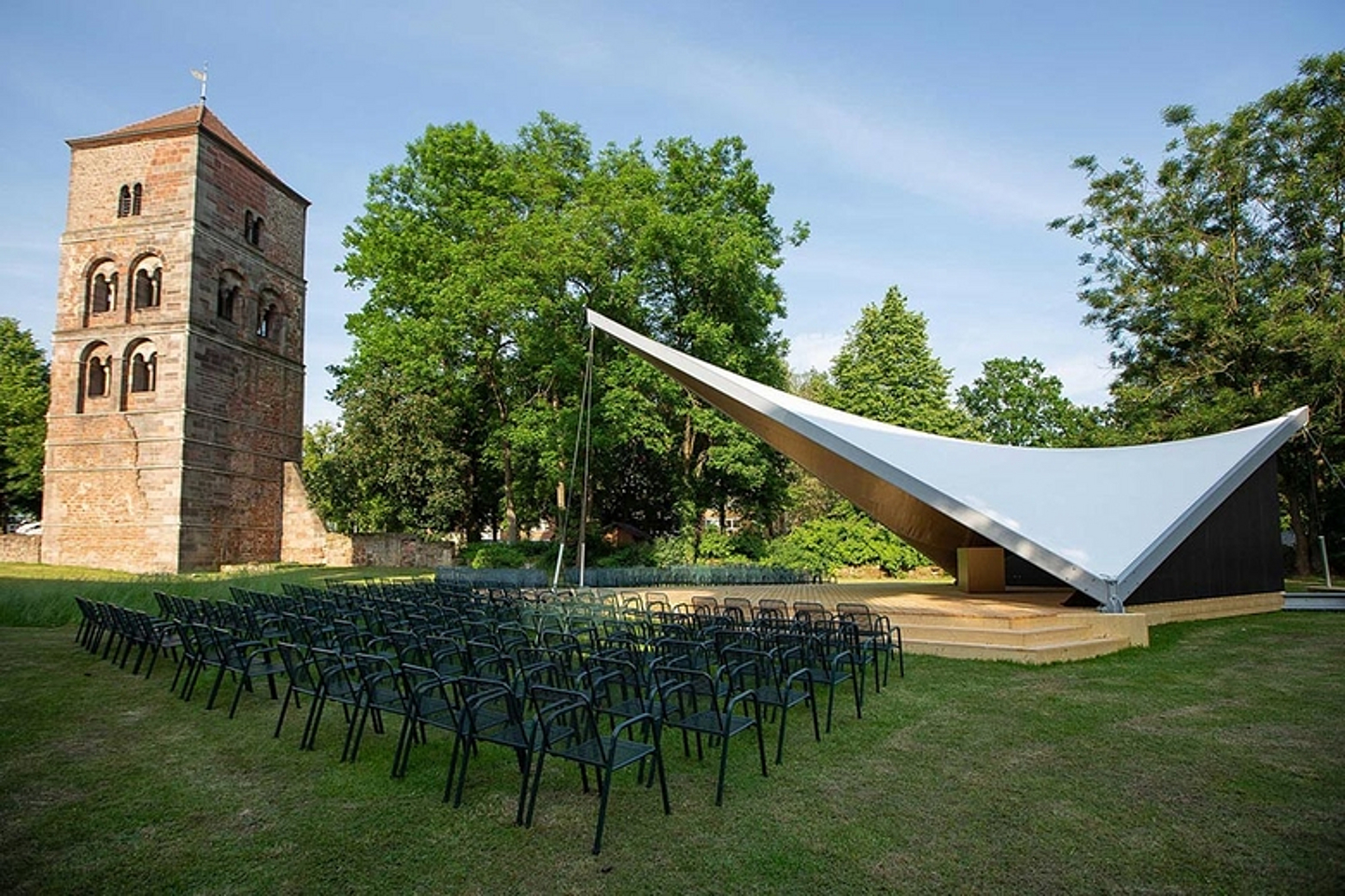 Veranstaltungsort an der Stiftsruine: Das Flammenzelt der evangelischen Kirche zum Hessentag. (Foto: medio.tv/Schauderna))