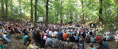 Traditioneller Gottesdienst unter freiem Himmel: Zum Openflair-Gottesdienst kam in diesem Jahr der Grünen-Politiker Cem Özdemir und sprach zum Thema Heimat (Foto: medio.tv/Meier)