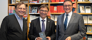 (V.l.:) Lothar Röse (Inhaber der Hofbuchhandlung Vietor), Kirchenpräsident Dr. Dr. h.c. Volker Jung, Bischof Prof. Dr. Martin Hein (Alle Fotos: medio.tv/Schauderna)