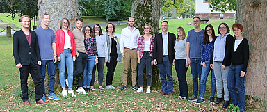 Die Vikarinnen und Vikare mit Studienleiterin Christiane Luckhardt in Hofgeismar. (Foto: Studienseminar)