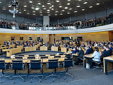 Blick in den Thüringer Landdtag, in dem am 5. Februar 2020 die Wahl des Ministerpräsidenten stattfand. (Foto: thueringer-landtag.de/Volker Hielscher)