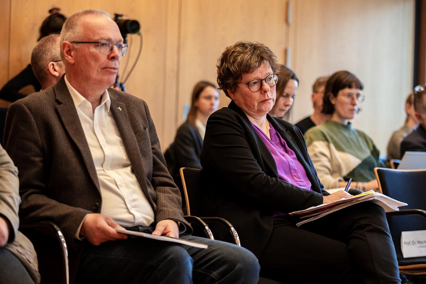 Pressegespräch zur Studie „Sexualisierte Gewalt durch einen hessischen evangelischen Gemeindepfarrer in den 1980er- Jahren“ Pressegespräch zur Studie „Sexualisierte Gewalt durch einen hessischen evangelischen Gemeindepfarrer in den 1980er- Jahren“