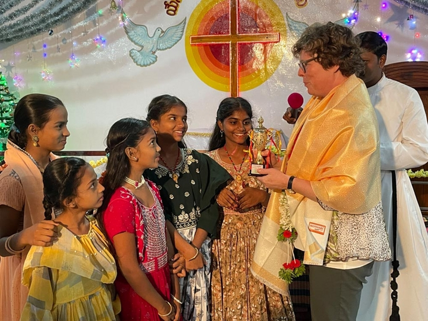 Am 13. Januar: Gemeinde in Hospet, Mädchen im Gespräch mit der Bischöfin. (Foto: Müller)