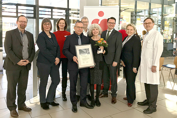 Vertreterinnen und Vertreter des Preisträgers, der Sparkassen-Kulturstiftung, des Klinikums und der beteiligten Bibliotheksverbände freuen sich gemeinsam mit Büchereileiterin Marlies Crombach (Mitte). (Foto: UKGM/Steibli)